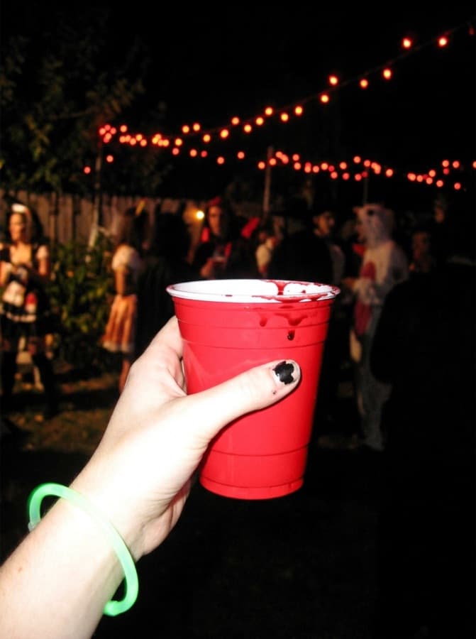 Roter Becher mit Kunstblut am Rand