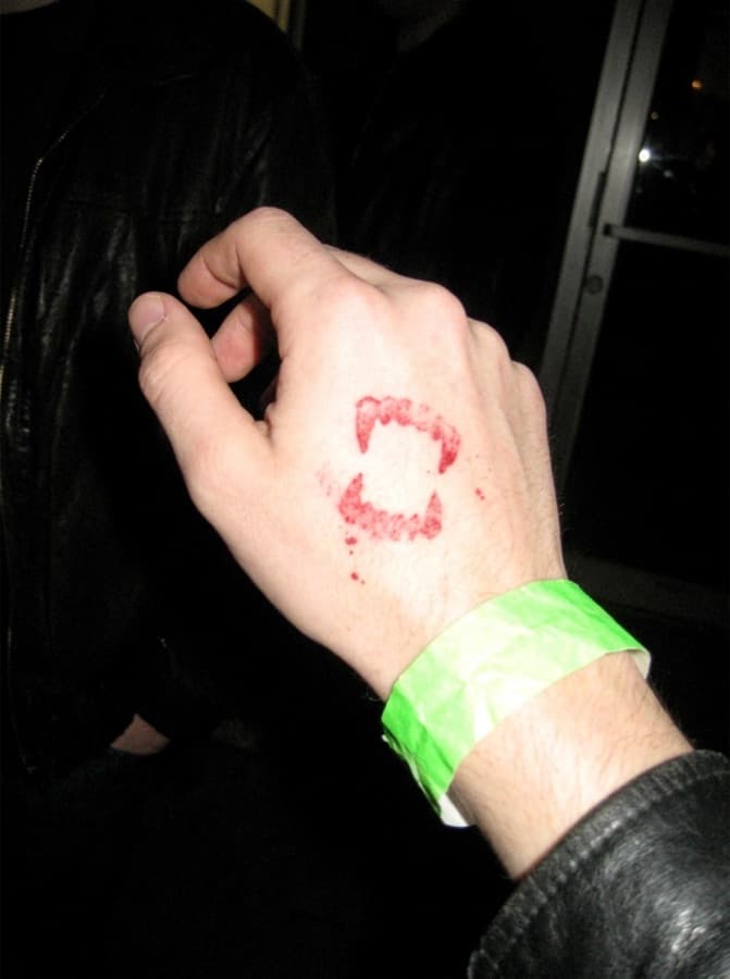Einlass-Stempel als Vampirbiss auf dem Handrücken