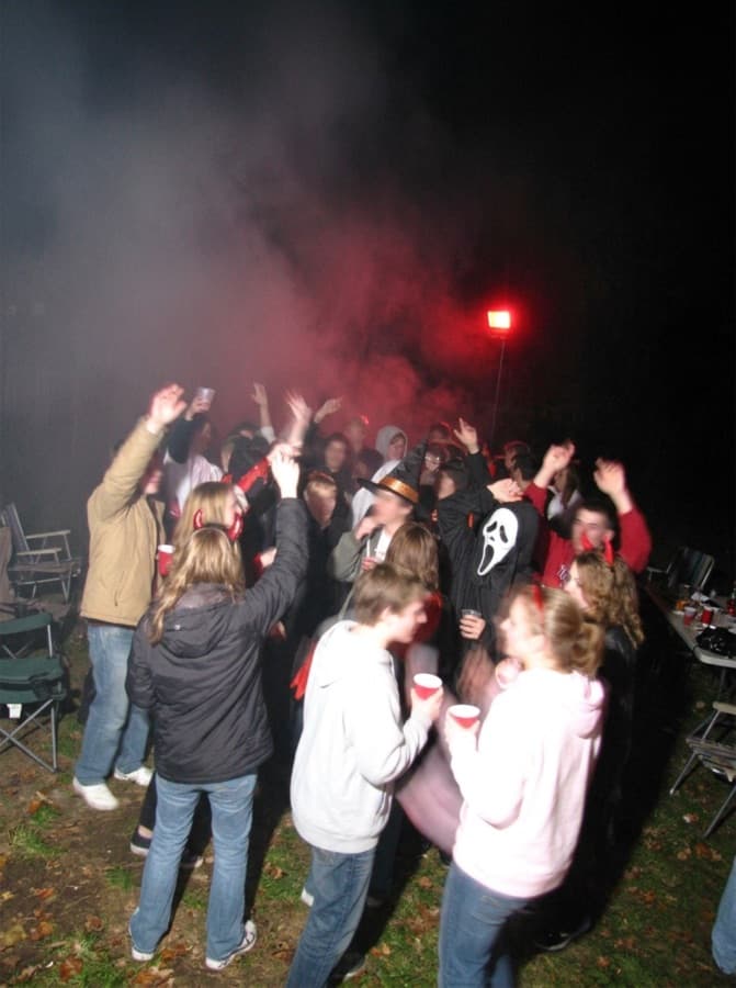 Nebel, rotes Licht, Arme oben