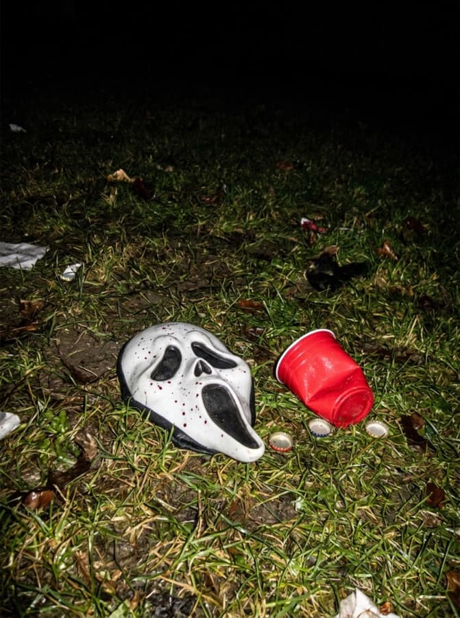 Scream-Maske im nassen Rasen