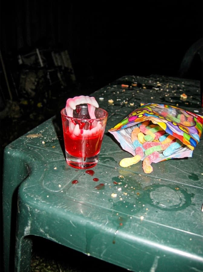 Roter Shot mit Plastik-Vampirzähnen