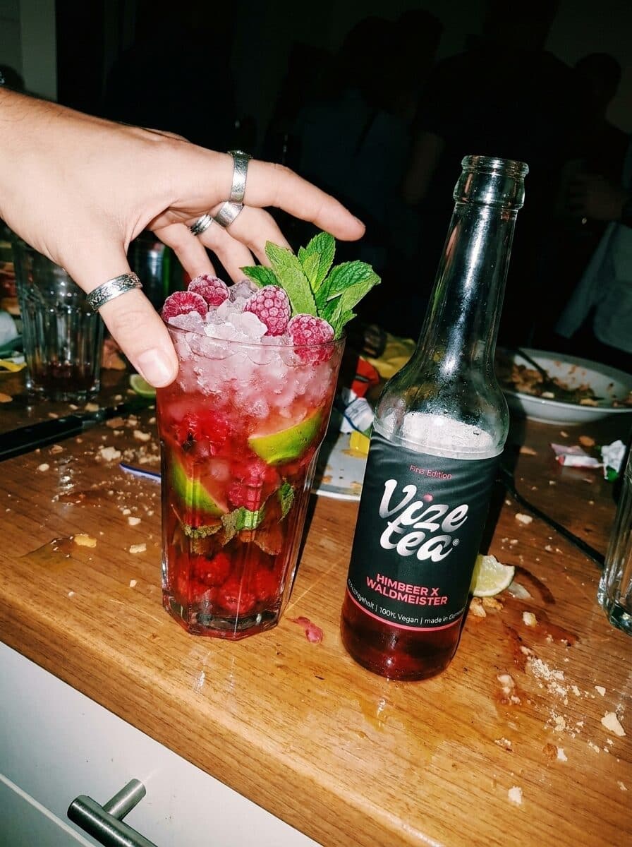 Vize City: Drink mit Vizetea Himbeer × Waldmeister
