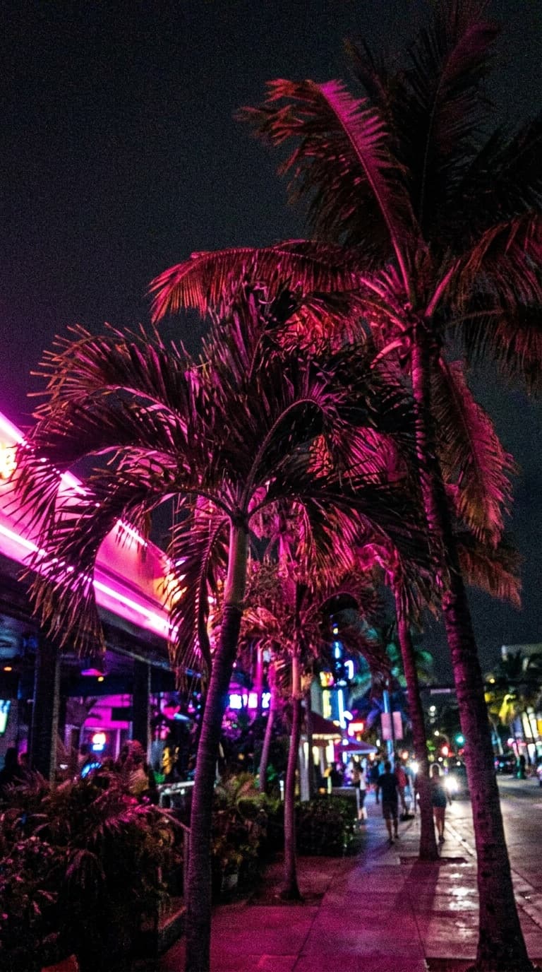 Palmen bei Nacht im pinken Neonlicht
